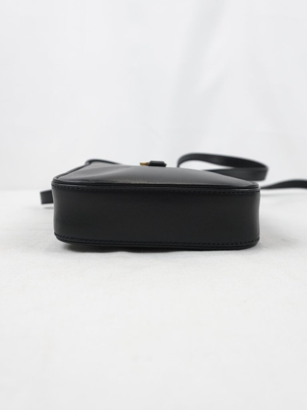 Saint Laurent Le 5 a 7 Shoulder Bag In Black Leather With Gold-Toned Hardware - Picture 5 of 12